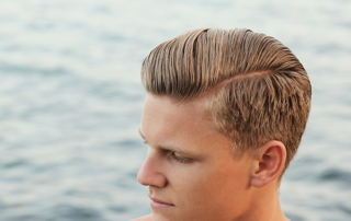 Tagli Capelli Estate ragazzo con capelli corti al mare